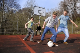 Jungs spielen Fußball